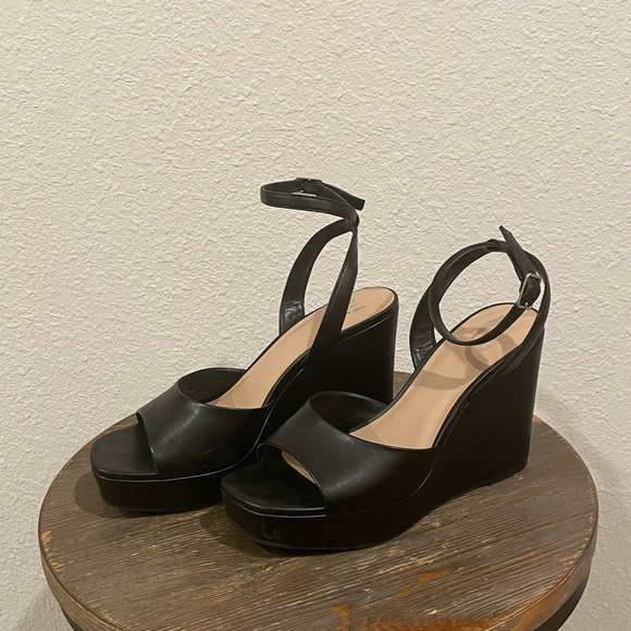 Old black DSW Peep-Toe Ankle Strap Wedge Heels Black Heels - Picture 5 of 9